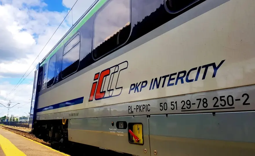 Czy można palić w pociągu? Przepisy i kary (do 1900 zł)