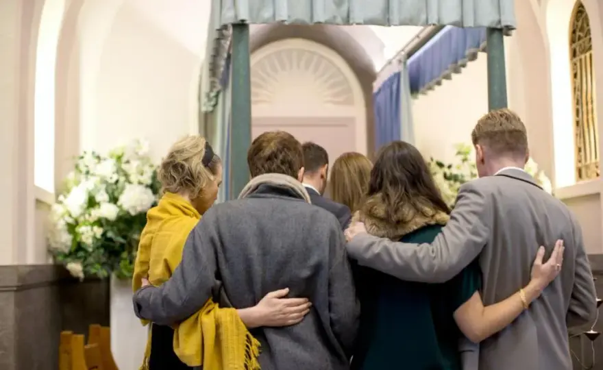 Co oznacza sen pogrzebu? Zaskakujące interpretacje i emocje