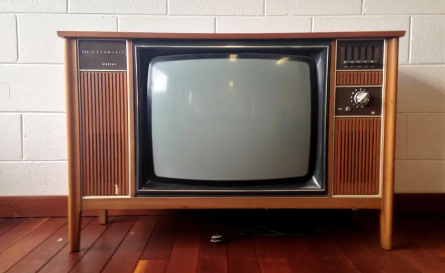 Co zrobić ze starym telewizorem? Utylizacja, sprzedaż, DIY i więcej
