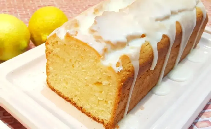 Budín de limón húmedo y esponjoso con glaseado