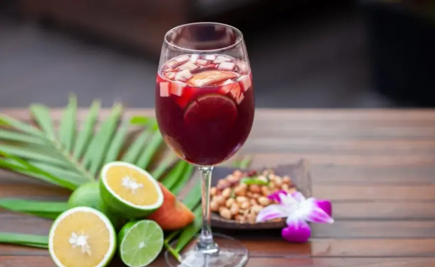 Pyszne drinki z czerwonym winem, które musisz spróbować na każdą okazję