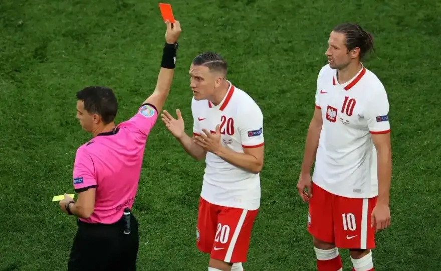 Czerwona kartka - ile meczów pauzy? Rozwiąż zagadkę kar!