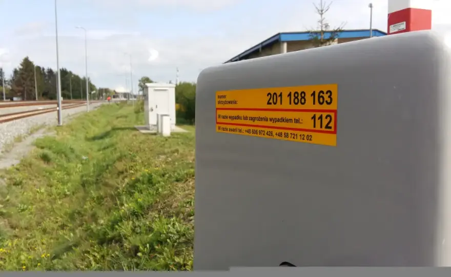 Żółta naklejka PLK - Jak zgłosić awarię na przejeździe?