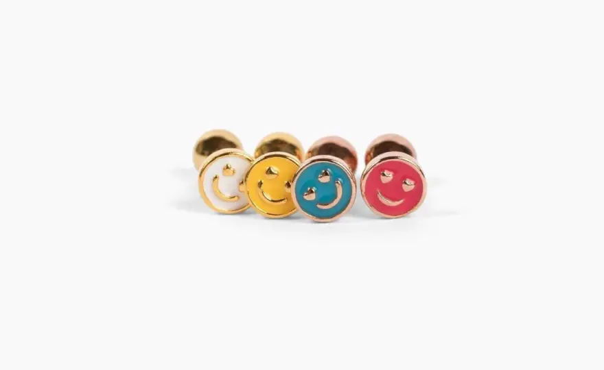 Smiley piercing - czy warto? Przewodnik po kolczyku smiley