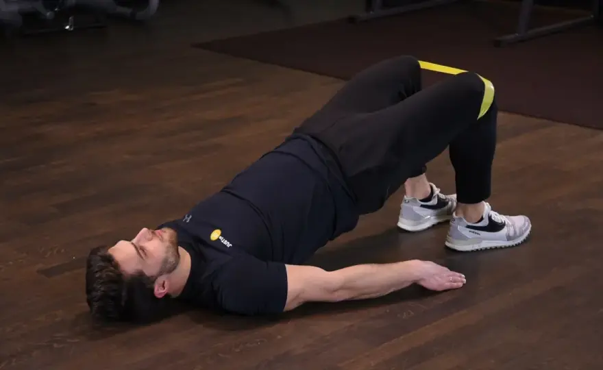 Glute bridge z gumą - jak poczuć pośladki, a nie plecy?