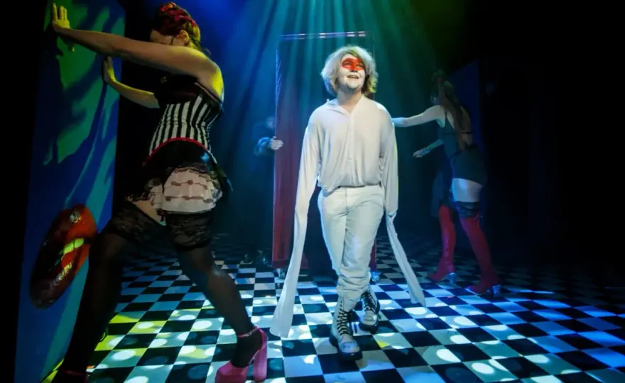 Tragifarsa w teatrze - śmiech, który boli?