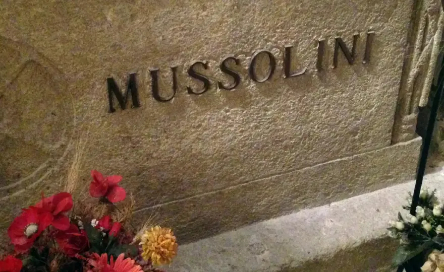 Mussolinis Grab in Predappio - warum der Ort bis heute polarisiert