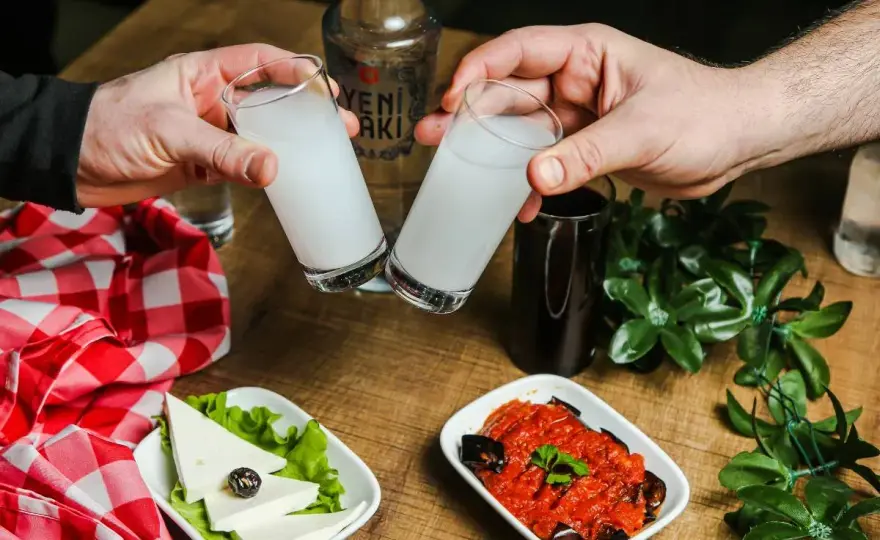 Rakı - turecka wódka? Jak pić i z czym łączyć ten anyżowy trunek?