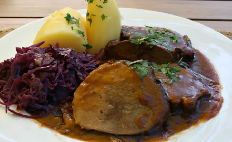 Geschmorter Hirschbraten - So gelingt er zart & saftig