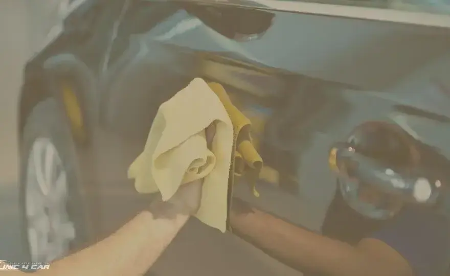 Lśniące auto bez zacieków? Jak dobrze umyć auto na myjni