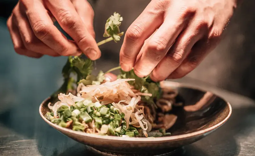 Ile kalorii ma pad thai? Zaskakujące wartości kaloryczne tego dania