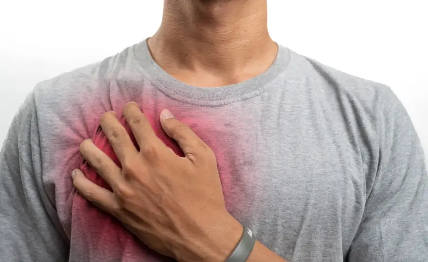 Prurito sul petto nell'uomo - cause e quando preoccuparsi