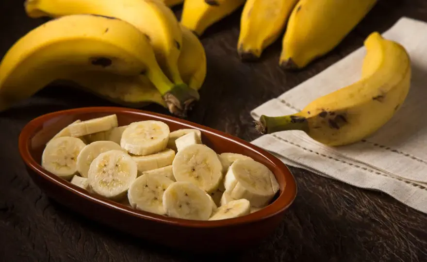 Banan: ile kalorii? Sprawdź fakty i obalamy mity!