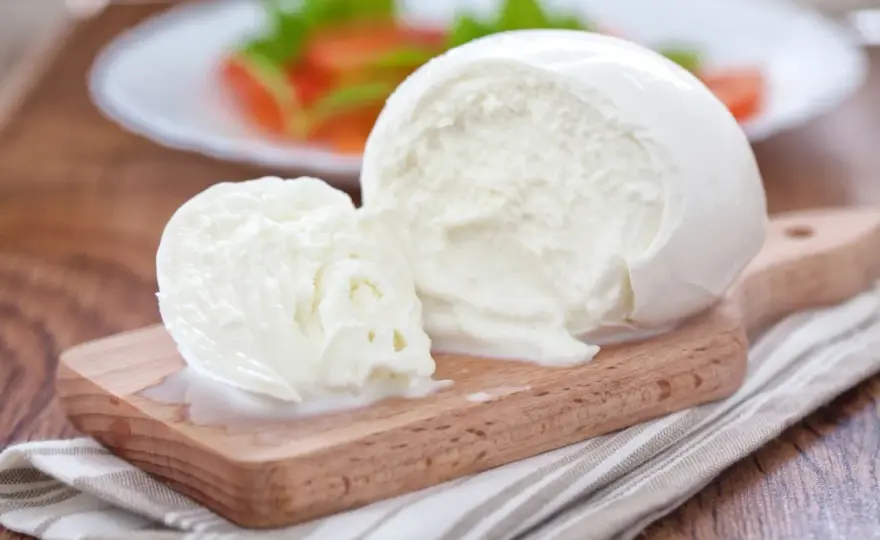 Ile kalorii ma kulka mozzarelli? Sprawdź fakty i wartości odżywcze
