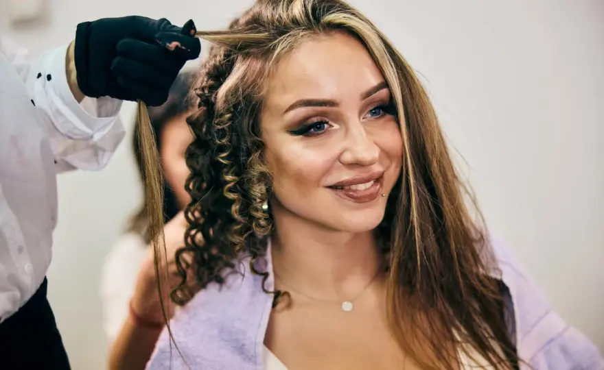 Szerokie pasma włosów - Komu pasują i jak nosić chunky highlights?