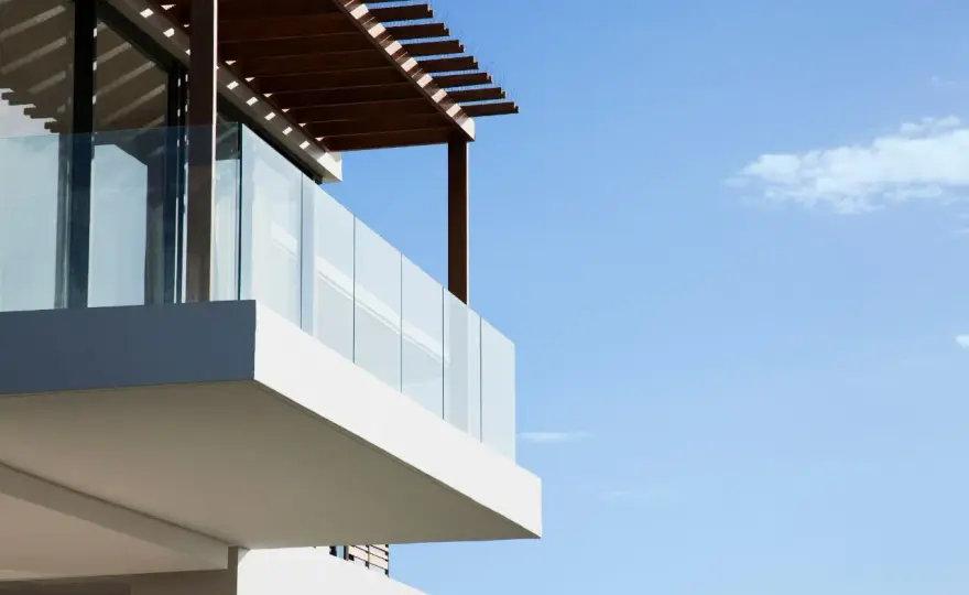 Czym osłonić balkon? Wybierz osłonę odporną na słońce i wiatr