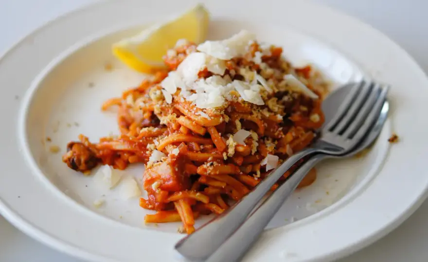Prosty przepis na spaghetti z sosem pomidorowym, który zachwyca smakiem