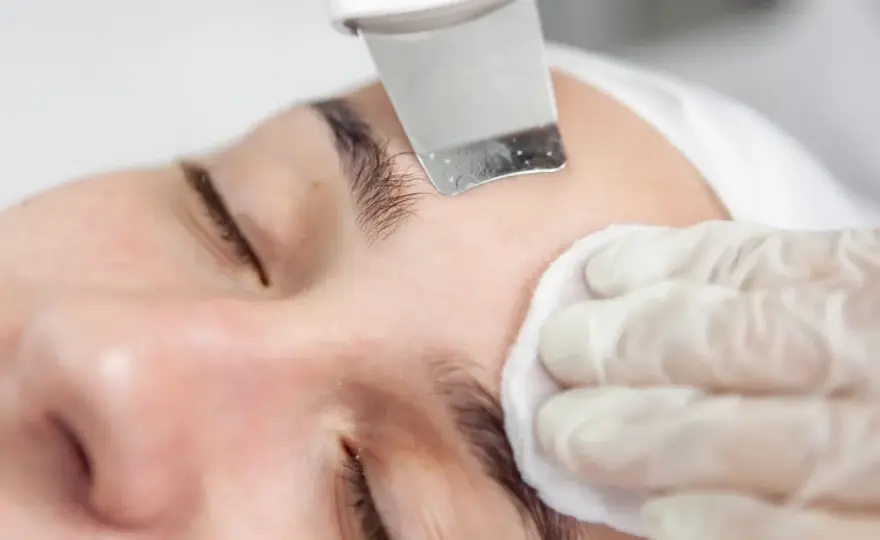 Peeling kawitacyjny - Czy to hit dla Twojej cery? Sprawdź!