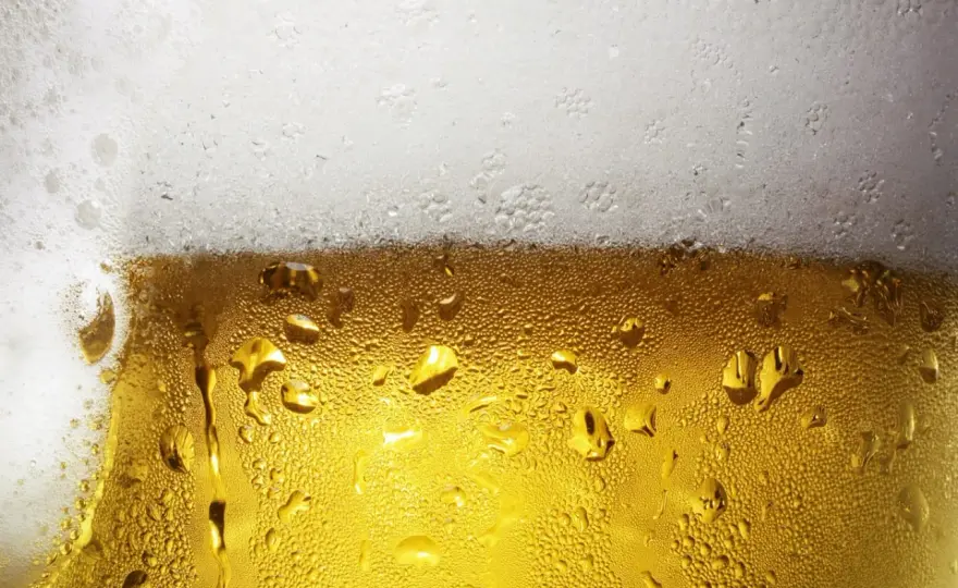 Dlaczego piwo nie ma piany? Poznaj przyczyny i rozwiązania
