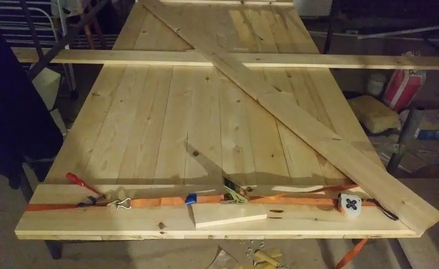 Jak zrobić drzwi drewniane z desek? Praktyczny poradnik DIY