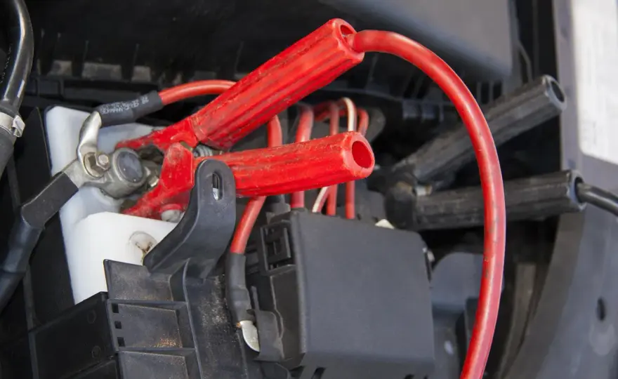 Odpalanie auta na prostowniku - Jak nie uszkodzić elektroniki?