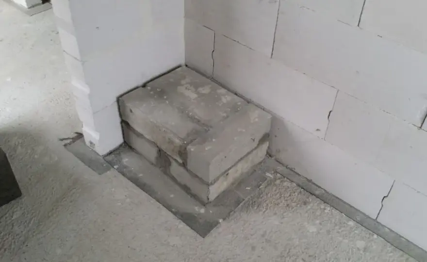 Jaki fundament pod komin systemowy? Uniknij najczęstszych błędów