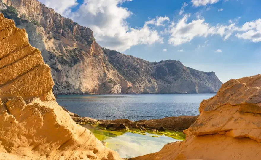 Atlantis Ibiza: ¿Playa o cantera? Guía para una visita perfecta
