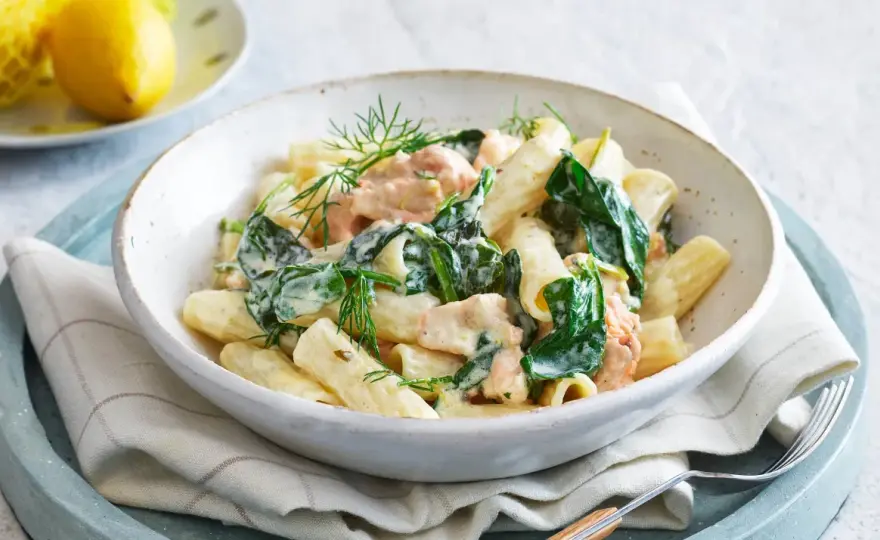 Krämig laxpasta med citron, dill och spenat
