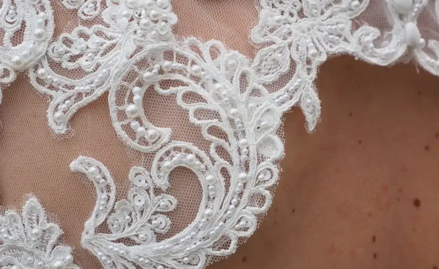 Koronka gipiurowa - jak ją wybrać, dbać i stylizować?