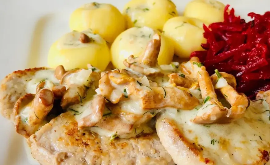 Idealna surówka do polędwiczek w sosie kurkowym, która zachwyca smakiem