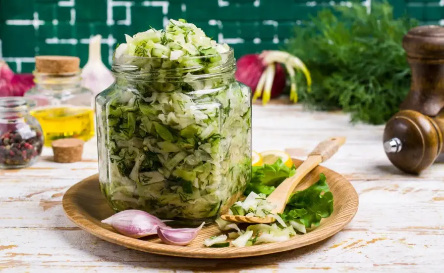 Kiszone ogórki tarte na zupę - Prosty przepis i sekrety smaku