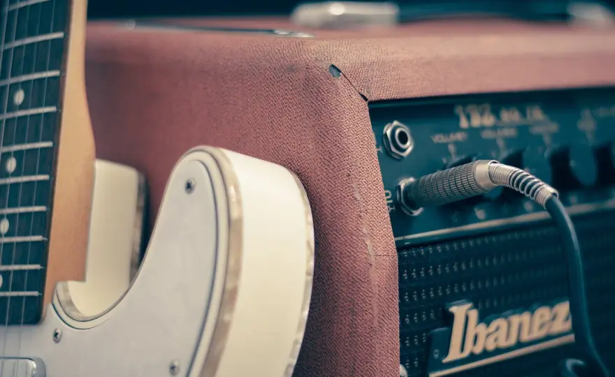 Jak zacząć grać na gitarze elektrycznej? Kompletny poradnik