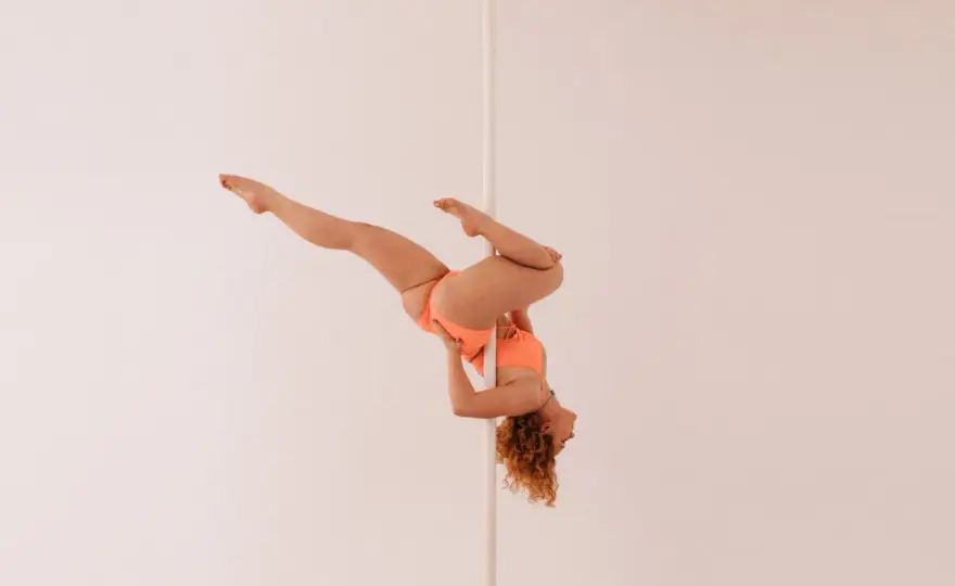 Flaga w pole dance - Opanuj technikę i uniknij błędów!