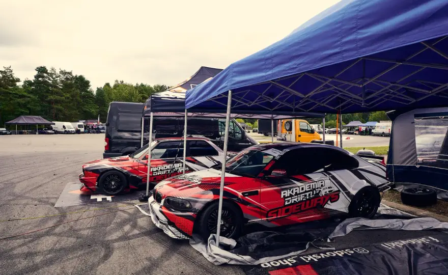 Przejażdżka samochodem sportowym jako prezent – dlaczego warto postawić na voucher od Devil-Cars?