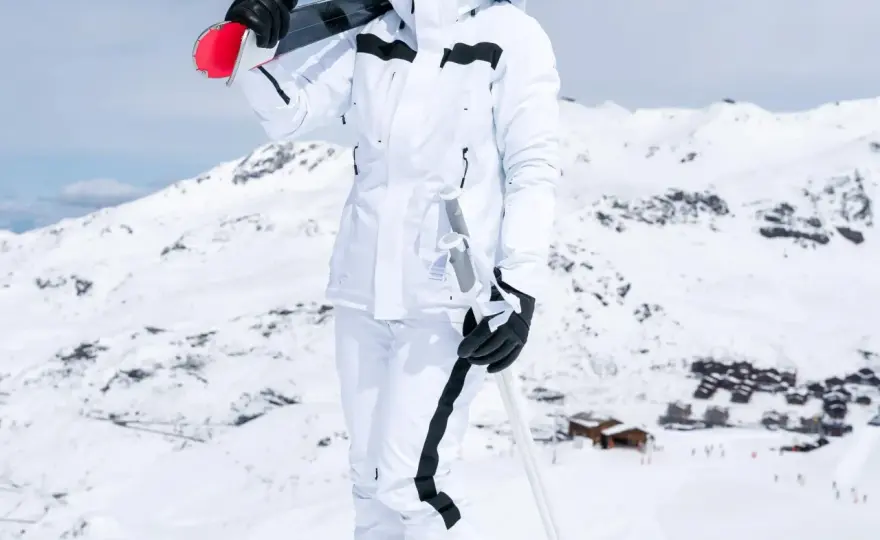 Czapka pod kask narciarski - czy warto? Zalety i wady noszenia