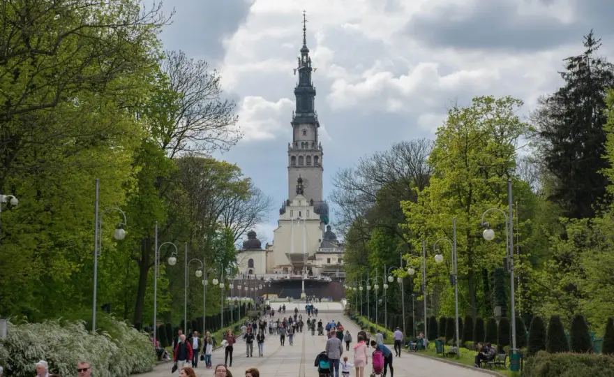 Gdzie dokładnie jest Jasna Góra? Lokalizacja, dojazd i praktyczne wskazówki