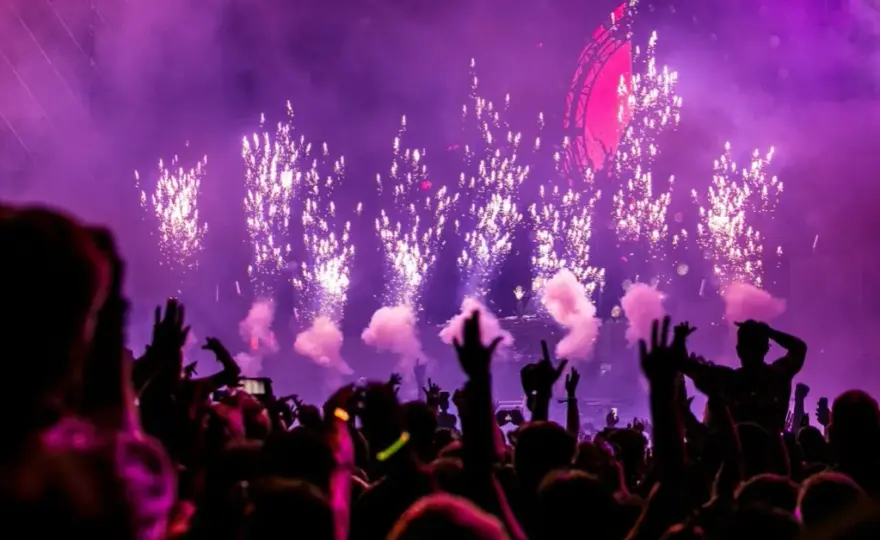 Wszystko co musisz wiedzieć o gatunkach EDM i ich cechach w muzyce