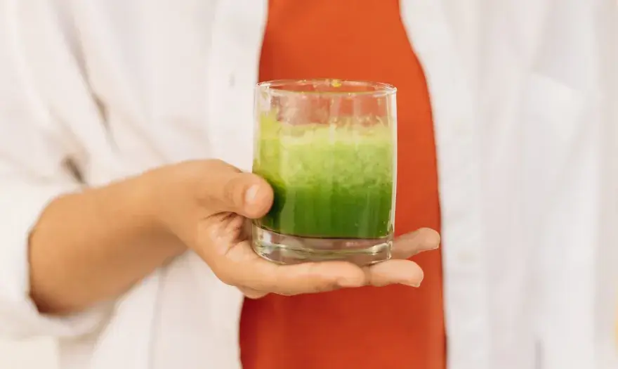 Beneficios sorprendentes del batido de espinacas y plátano para tu salud