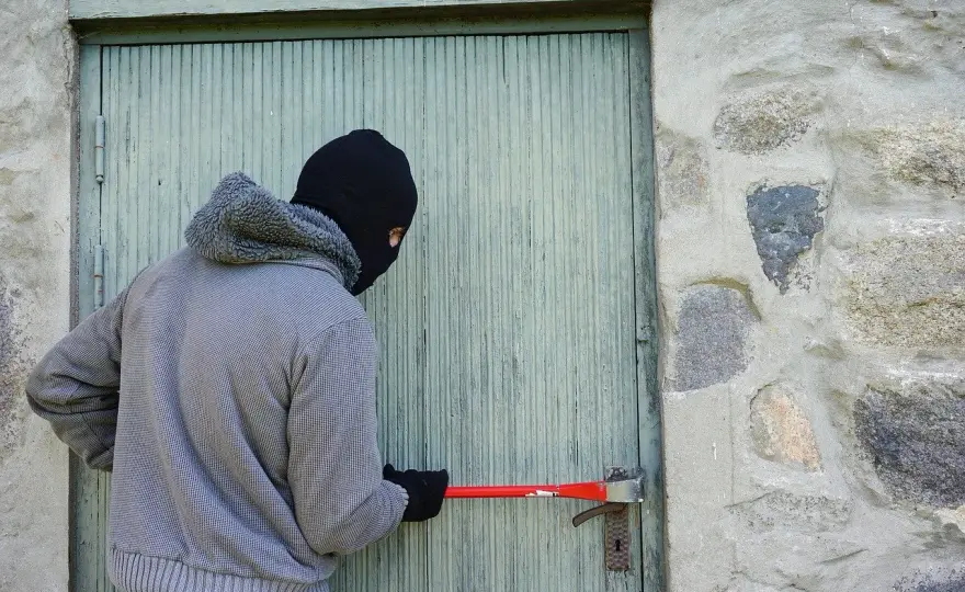 Kradzież z włamaniem - Jakie kary grożą i jak się skutecznie chronić?