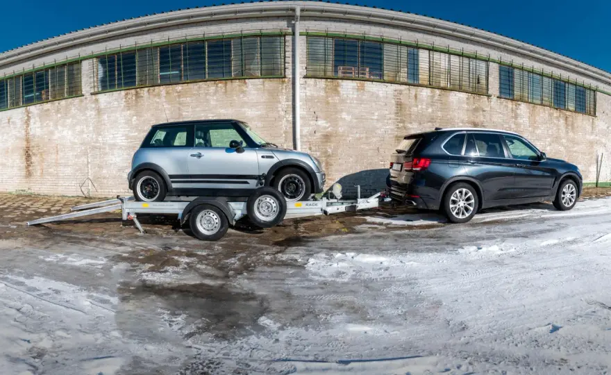 Jak bezpiecznie zamocować auto na lawecie? Praktyczny poradnik krok po kroku