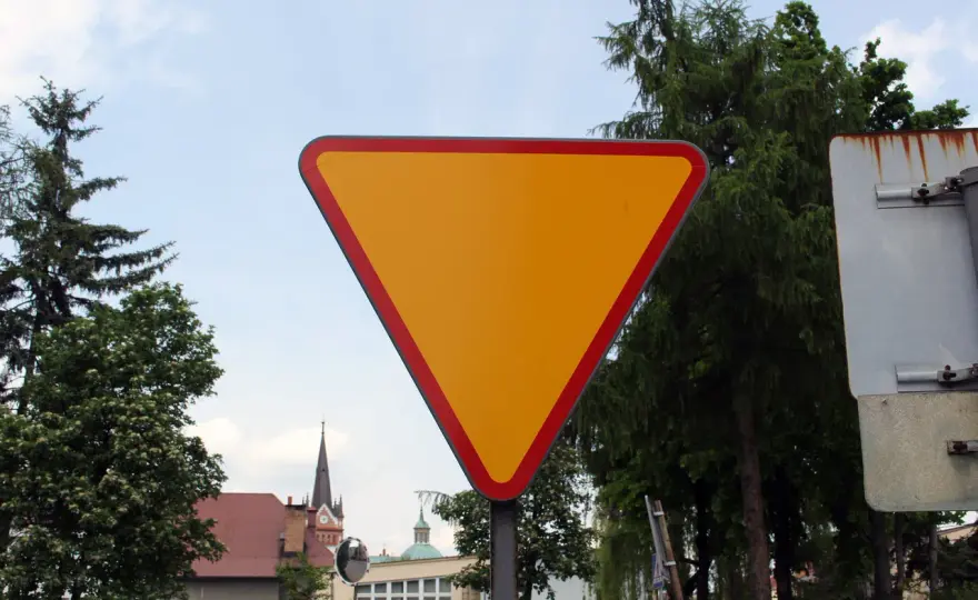 Znak A-7 - kiedy ustąpić pierwszeństwa i uniknąć mandatu