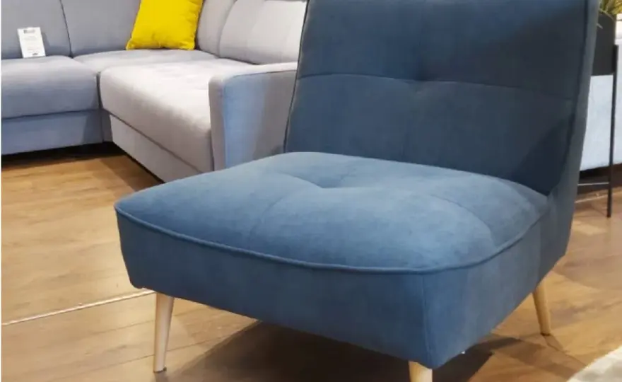 Fotel do szarej kanapy: Kolory, materiały, styl wybierz idealny!