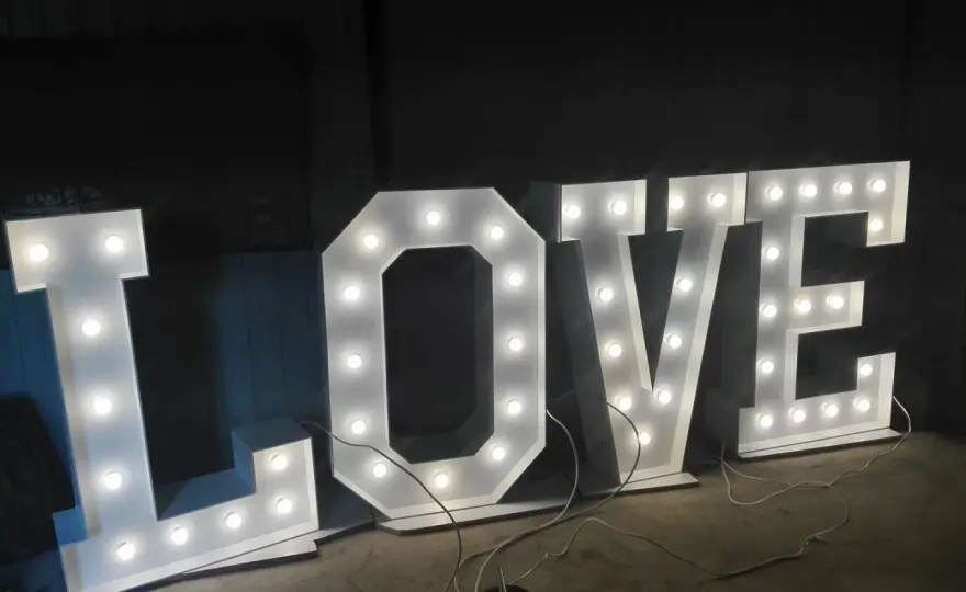 Napis LOVE na wesele - Ile kosztuje i jak go ustawić?
