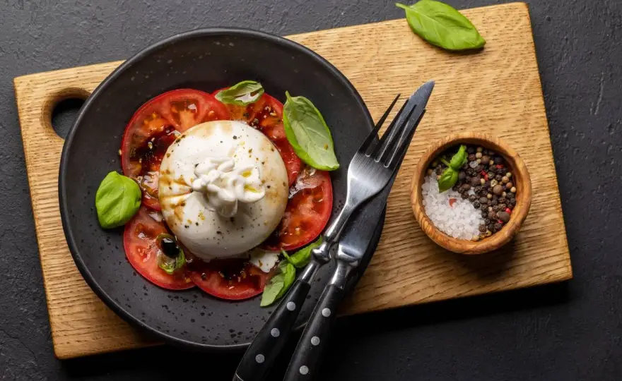 Burrata z pomidorami - Jak przygotować ją idealnie i uniknąć błędów?