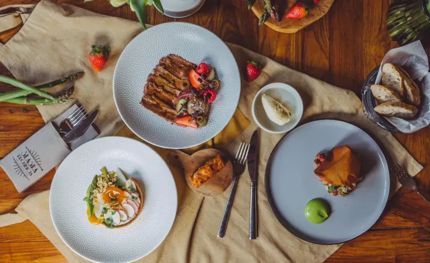 Gdzie zjeść w Katowicach? Poznaj top restauracje i ukryte perełki