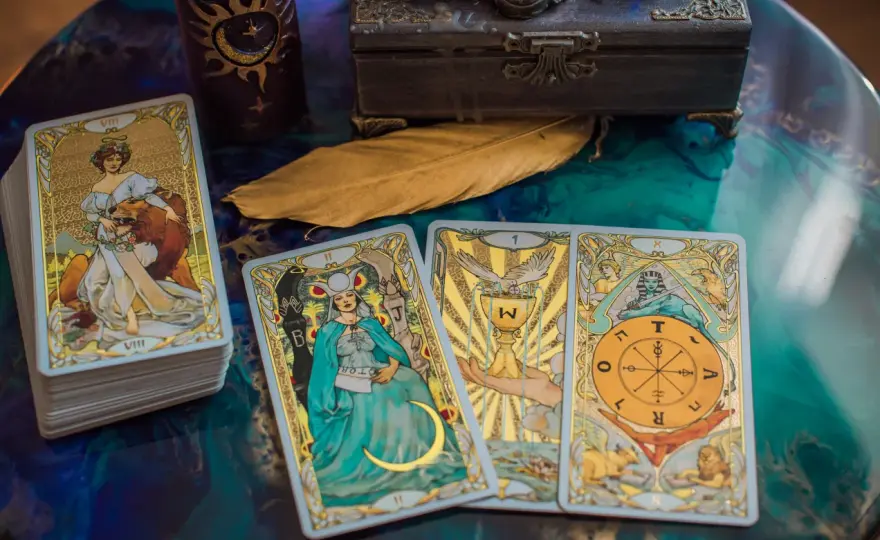 Miesięczny tarot dla Byka - Stabilność w relacjach i finansach