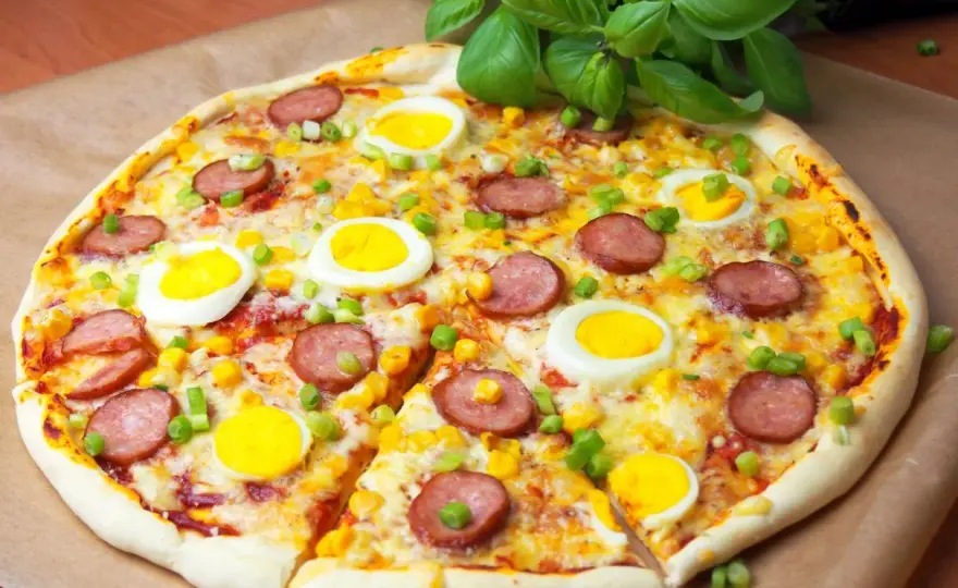 Kiedy wbić jajko na pizzę z jajkiem, by uniknąć zakalca?