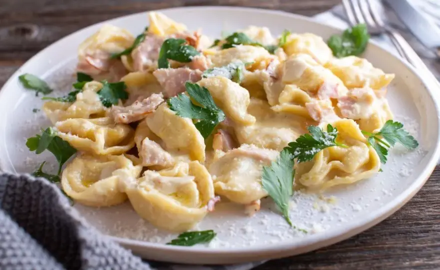 Czym podać tortellini z szynką? 15+ pomysłów na sosy i dania!
