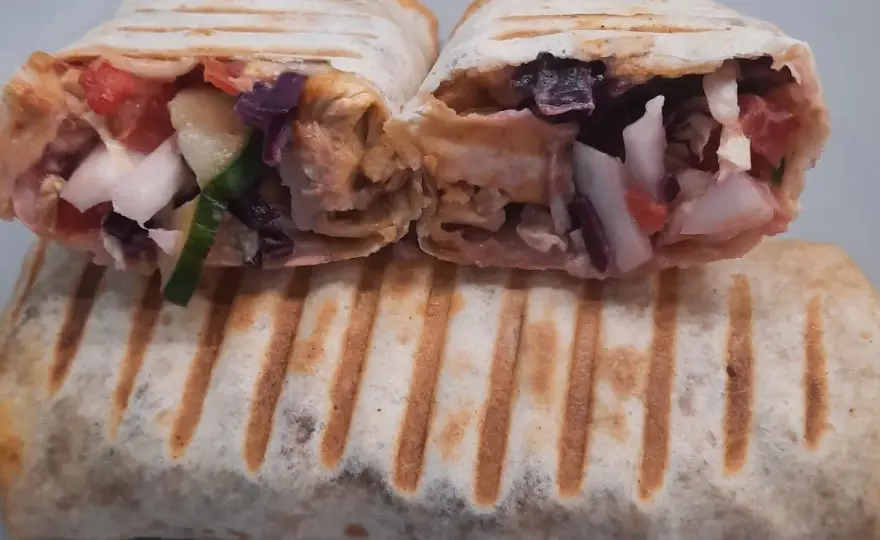 Jak zawijać kebab w tortilli, by uniknąć problemów z rozpadaniem się