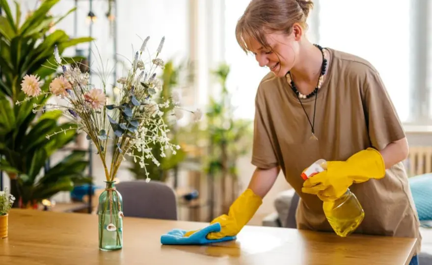Cómo limpiar el polvo de los muebles sin dejar marcas